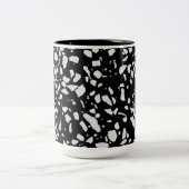 Abstraktes Terrazzo Mosaik Schwarz-Weiß-Muster Zweifarbige Tasse (Mittel)