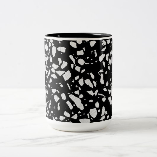 Abstraktes Terrazzo Mosaik Schwarz-Weiß-Muster Zweifarbige Tasse (Mittel)