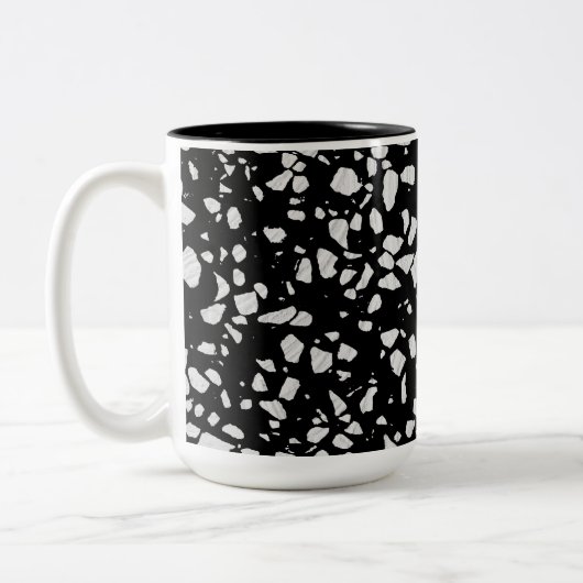 Abstraktes Terrazzo Mosaik Schwarz-Weiß-Muster Zweifarbige Tasse (Links)