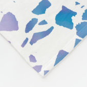 Abstraktes Terrazzo-Muster in Rosa und Blau Fleecedecke (Ecke)