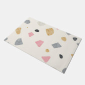 Abstraktes Terrazzo Rosa Grau Gold Muster Fußmatte (Schrägansicht)