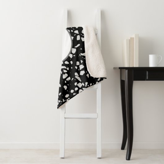 Abstraktes Terrazzo Schwarz/Weiß-Muster Sherpadecke (Beispiel)