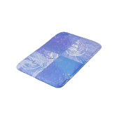 Abstraktes Tossed Türkis und Lila Badematte (Schrägansicht)