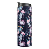 Abstraktes tropisches Muster mit Flamingo, Protea, Thermosbecher (Nach rechts gedreht)