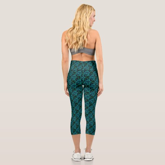 Abstraktes türkisfarbenes und schwarzes Muster Capri Leggings (Rückseite)