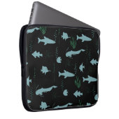 Abstraktes Unterwassermuster mit Fischen und Algen Laptopschutzhülle (Vorne Rechts)