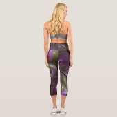 Abstraktes Violett Lila Khaki Fraktal Capri Leggings (Rückseite)