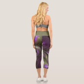 Abstraktes Violett Lila Khaki Fraktal Capri Leggings (Rückseite)