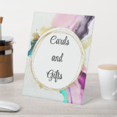 Abstraktes Zeichen aus Marmor Sockelschild (In SItu)