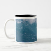 Absturz der Blauen Welle, Maui, Hawaii, USA Zweifarbige Tasse (Links)