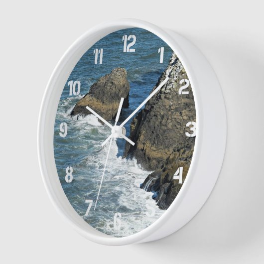 Abstürze an der felsigen Küste Uhr (Winkel)