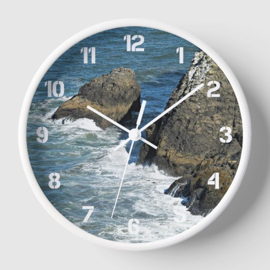 Abstürze an der felsigen Küste Uhr (Vorderseite)