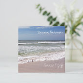 Abstürze von Wellen am Sandy Beach Einladung (Stehend Vorderseite)