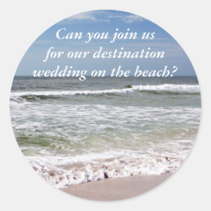 Abstürze von Wellen am Sandy Beach Runder Aufkleber