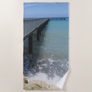 Abstürzen von Wellen auf Wharf-Design Strandtuch