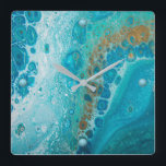 Absturzwelle Quadratische Wanduhr<br><div class="desc">10, 75" x 10, 75" Acrylwanduhr mit einem Bild von Aqua-,  Blau- und Braunwasserkunst,  das einer abstürzenden Welle ähnelt. Die türkisfarbenen Orbs markieren die 12,  3,  6 und 9 Positionen. Sehen Sie die gesamte Sammlung der Unterseh-Uhr im DÉCOR | Uhrenabschnitt.</div>
