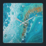 Absturzwelle Quadratische Wanduhr<br><div class="desc">10, 75" x 10, 75" Acrylwanduhr mit einem Bild von Aqua-,  Blau- und Braunwasserkunst,  das einer abstürzenden Welle ähnelt. Die türkisfarbenen Orbs markieren die 12,  3,  6 und 9 Positionen. Sehen Sie die gesamte Sammlung der Unterseh-Uhr im DÉCOR | Uhrenabschnitt.</div>