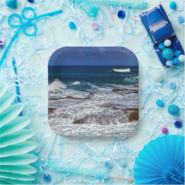 Absturzwellen auf der Rockpapierplatte Pappteller