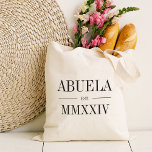 Abuela Roman Numeral Year etabliert Tragetasche<br><div class="desc">Diese minimalistische Totentasche,  die eine schicke Oma feiert,  zeichnet sich durch eine minimalistische Tasche aus,  die "Abuela" oder Ihre Wahl von Oma-Spitznamen in schwarzen Serifenschrift auszeichnet. Mit dem Jahr,  in dem sie zu einer Großmutter wurde,  in eleganten römischen Ziffern für eine schicke Touch.</div>