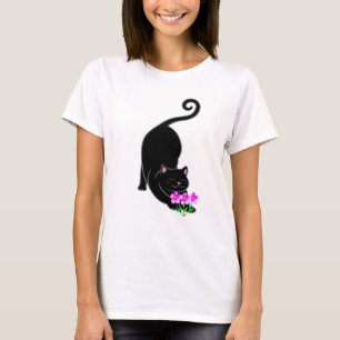 Abwärts gerichtete schwarze Kätzchenkatze und rosa T-Shirt