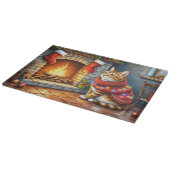 Abyssinian Cat Sitting by Fireplace with Christmas Schneidebrett (Ecke)