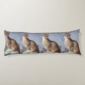 Abyssinian Elegance – Graceful Cat Body Pillow Seitenschläferkissen (Rückseite)