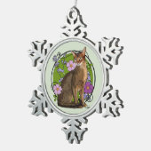Abyssinische Katze mit Strand-Rosen Schneeflocken Zinn-Ornament (Rechts)