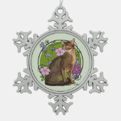 Abyssinische Katze mit Strand-Rosen Schneeflocken Zinn-Ornament (Vorderseite)