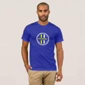 Abzeichen auf blauem Medium T-Shirt (Vorne ganz)