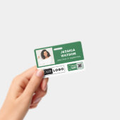 Abzeichen für grüne Mitarbeiternamen mit Logo und  Ausweis (Handheld)