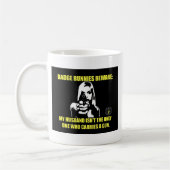 Abzeichen-Häschen passen auf Kaffeetasse (Links)