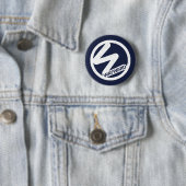 Abzeichen mit dem White-Wayward-Logo Button (Beispiel)