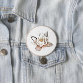 ABZEICHEN: WHITE LOTUS BUTTON (Beispiel)