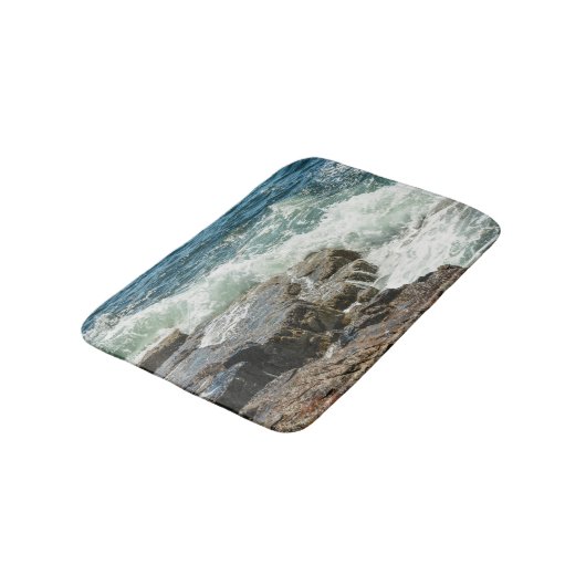 Acadia Maine Ocean Waves Blue Badematte (Schrägansicht)