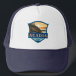 Acadia Nationalpark Illustration Retro Abzeichen Truckerkappe<br><div class="desc">Acadia Vektorgrafik Design. Der Acadia Nationalpark liegt hauptsächlich auf der Mount-Wüsteninsel Maine. Die Landschaft ist geprägt von Wäldern,  felsigen Stränden und gletschergeschmückten Granitgipfeln wie dem Cadillac Mountain.</div>