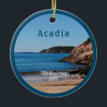 Acadia Sand Beach Nationalpark Maine Keramik Ornament<br><div class="desc">Acadia Sand Beach Nationalpark Maine Ornament. Die erste Haltestelle der Acadia Nationalpark Loop ist Sand Beach. Personalisieren Sie dieses wunderschöne Bild mit Ihrem Familiennamen und dem Jahr, in dem Sie das Bild besucht haben. Sie können auch das vordere Foto mit einem Ferien-Foto ändern, und das schöne Acadia-Bild wird auf der...</div>