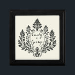 Acanthus & Antiquity, Hochzeitsdesign, Erinnerungskiste<br><div class="desc">Hochzeitsdesign-Kollektion, die zeitlose Eleganz mit aufwändigen Details verbindet. Mit verzierten Motiven, vergoldeten und schwarzen filigranen Blätter und üppigen Akanthus- schafft diese Kollektion eine luxuriöse Atmosphäre. Jedes Stück ist in einer raffinierten "Cannoli Cream"-Kulisse aus Pantone gefertigt und strahlt Eleganz und Vintagen Charme aus. Ideal für Paare, die in ihrer Hochzeitsdekoration, Schreibwaren...</div>