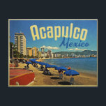 Acapulco Mexico Vintage Travel Postkarte<br><div class="desc">Diese wunderschöne Retro-Szene des Strandes in Acapulco Mexiko ist nur die Eintrittskarte für einen Urlaub am Tag. Sonnenschirme,  Sandstrand und die Stadt dahinter machen dies zu einem perfekten Bild der mexikanischen Postkarte.</div>