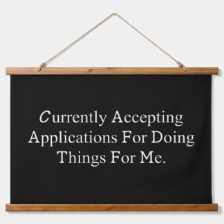 Accepting Applications Funny Help Me Do Things Wandteppich Mit Holzrahmen