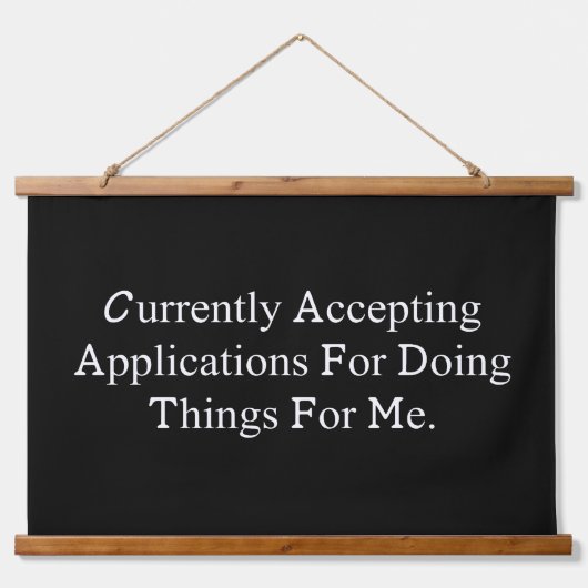 Accepting Applications Funny Help Me Do Things Wandteppich Mit Holzrahmen (Vorne)