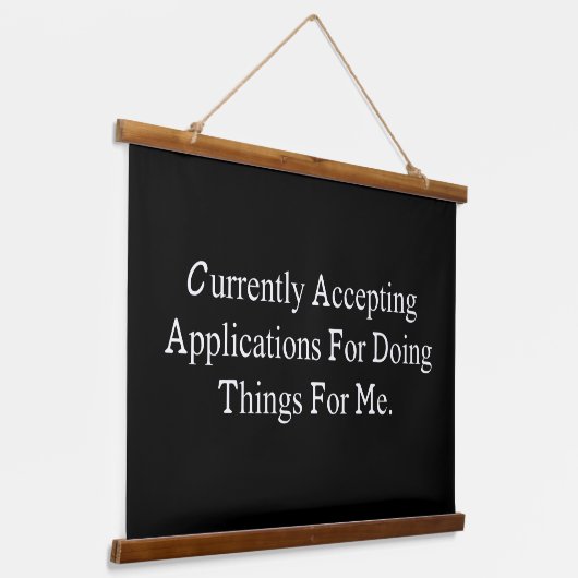 Accepting Applications Funny Help Me Do Things Wandteppich Mit Holzrahmen (Gewinkelt)
