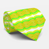 Acht farbige, grün und gelb gezeichnete Flachmuste Krawatte (Gerollt)