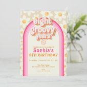 Acht Groovys Daisy Rainbow Birthday Invitati Einladung (Stehend Vorderseite)