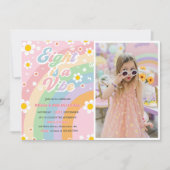 Acht ist ein Vibe Groovy Daisy Rainbow 8. Geburtst Einladung (Vorderseite)