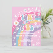 Acht ist ein Vibe Groovy Hippie Rainbow 8. Geburts Einladung (Stehend Vorderseite)