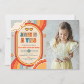 Acht ist ein Vibe Groovy Retro Regenbogen 8. Gebur Einladung (Vorderseite)