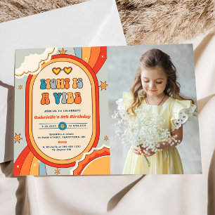 Acht ist ein Vibe Groovy Retro Regenbogen 8. Gebur Einladung