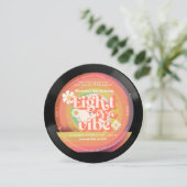 Acht ist ein Vibe Groovy Retro Vinyl 8. Groovy Einladung (Stehend Vorderseite)