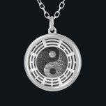 Acht Trigrams Yin Yang Prägen Ähnlicher Drache Versilberte Kette<br><div class="desc">Balance,  Energie und guter Feng-shui sind mit Ihnen,  wohin Sie mit diesem Geschenk des prägeartigen Drachen des Schwarzen und des Silber yin Yang-Symbols gehen,  die durch die acht Trigrams eingekreist werden.</div>