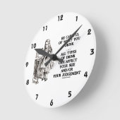 Achten Sie darauf, was Sie trinken Wunderland Runde Wanduhr (Winkel)